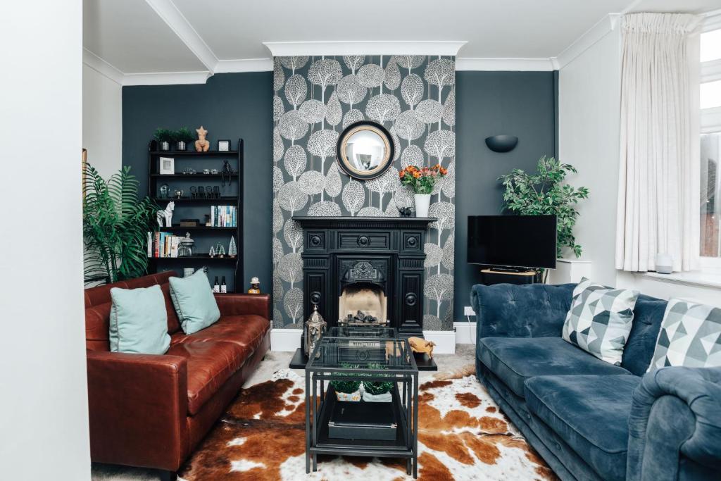 Una sala de estar con un sofá y una chimenea. en Central Hidden Gem, en Henley on Thames