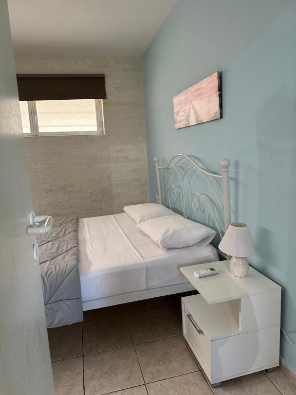 Postel nebo postele na pokoji v ubytování Renovated apt close to beach Wifi AC