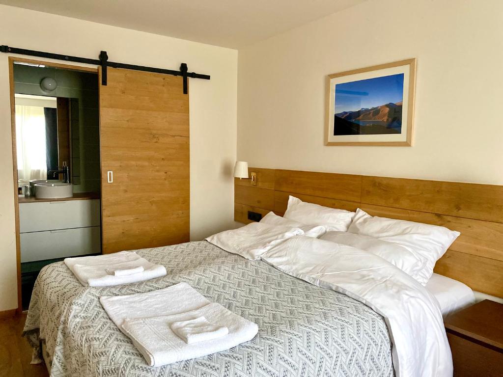 una camera da letto con un letto e due asciugamani di Dharma City a Florennes
