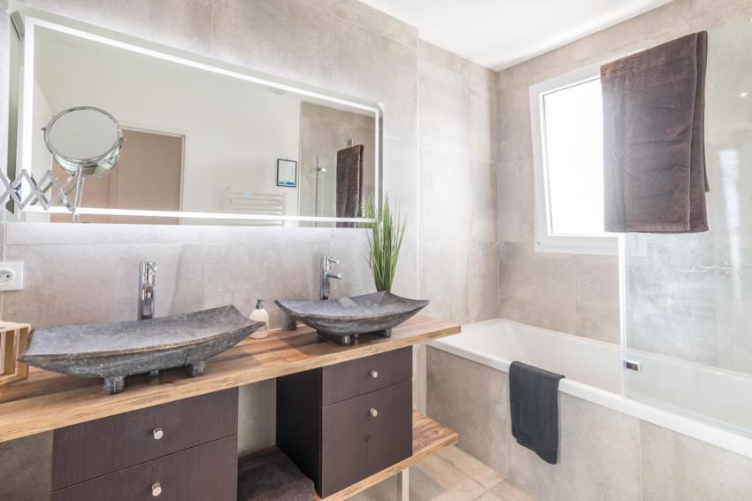 a bathroom with two sinks and a tub and a mirror at - LUXUEUX CASA SELVA - Parking Gratuit - Spacieux - balcon - Wifi in Viriat