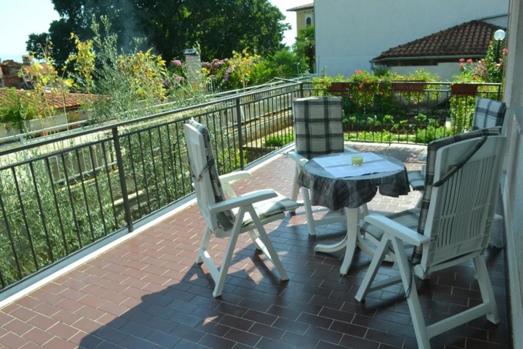2 sedie e un tavolo su un patio di Apartment in Lovran with terrace, air conditioning, WiFi, washing machine 3735-1 a Lovran (Laurana)