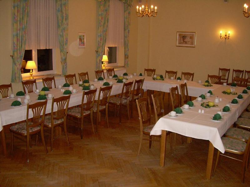 TV a/nebo společenská místnost v ubytování Hotel Garni am Schlosspark