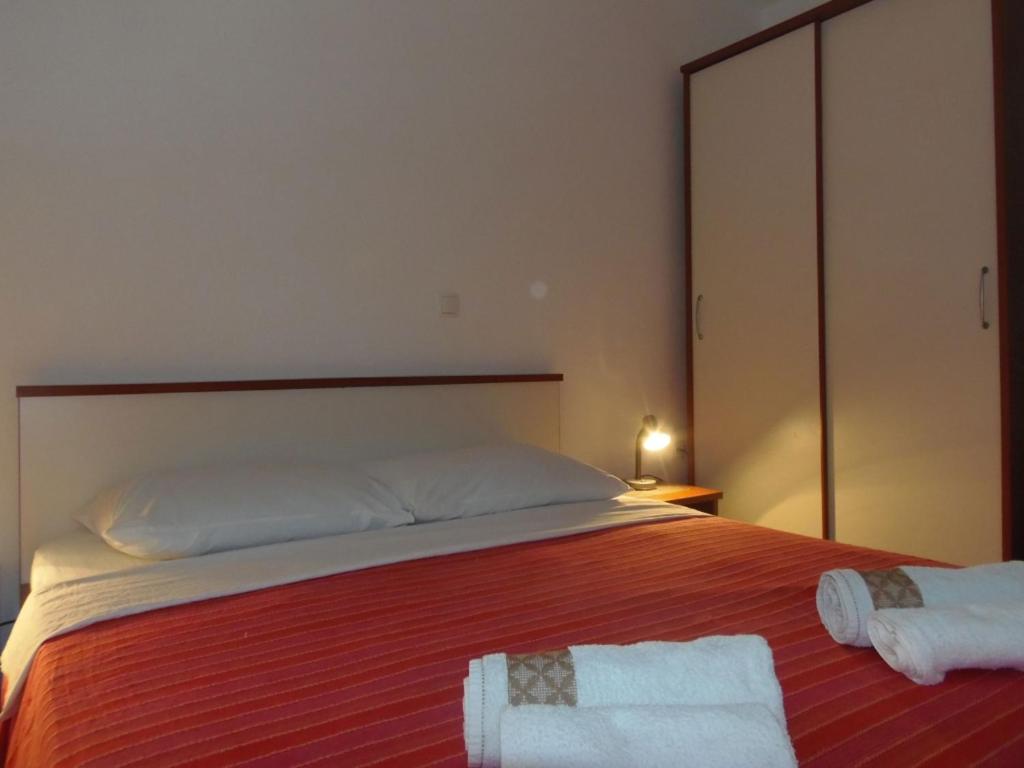 Apartment in Dramalj with sea view, balcony, air conditioning, WiFi 4623-8 tesisinde bir odada yatak veya yataklar