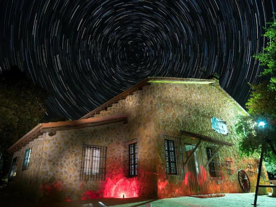 um edifício com um céu estrelado por cima em Casa El Tío Patricio em Trujillos