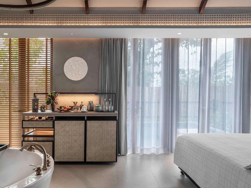 Postel nebo postele na pokoji v ubytování Pullman Khao Lak Resort