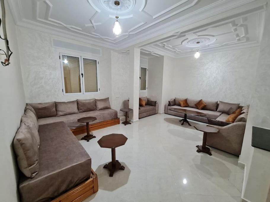 un grand salon avec des canapés et une table dans l'établissement Appartement à louer, à Larache