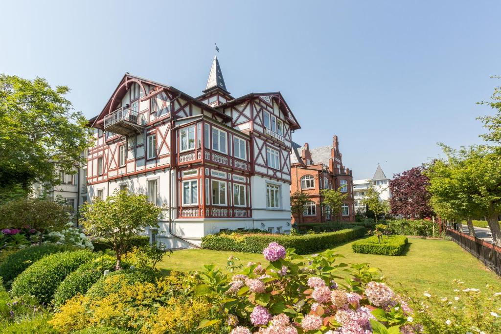 ein altes Haus mit Garten davor in der Unterkunft Villa Quisisana in Binz