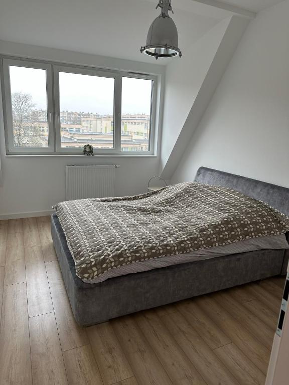 Posteľ alebo postele v izbe v ubytovaní Apartament Metropolis 15