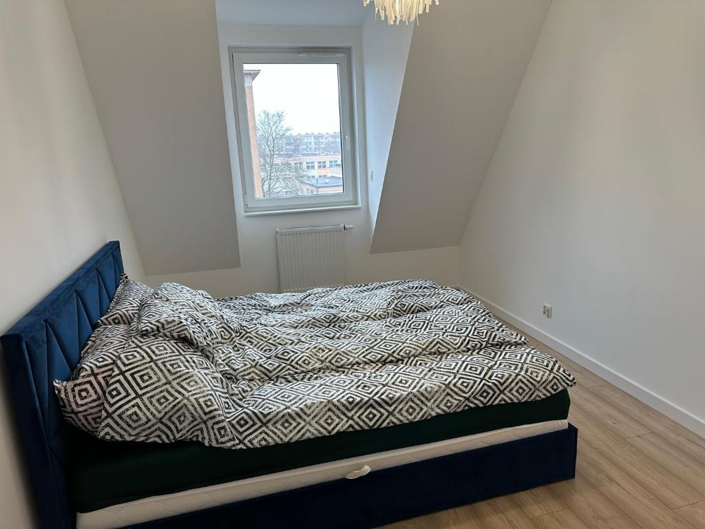 Posteľ alebo postele v izbe v ubytovaní Apartament Metropolis 15