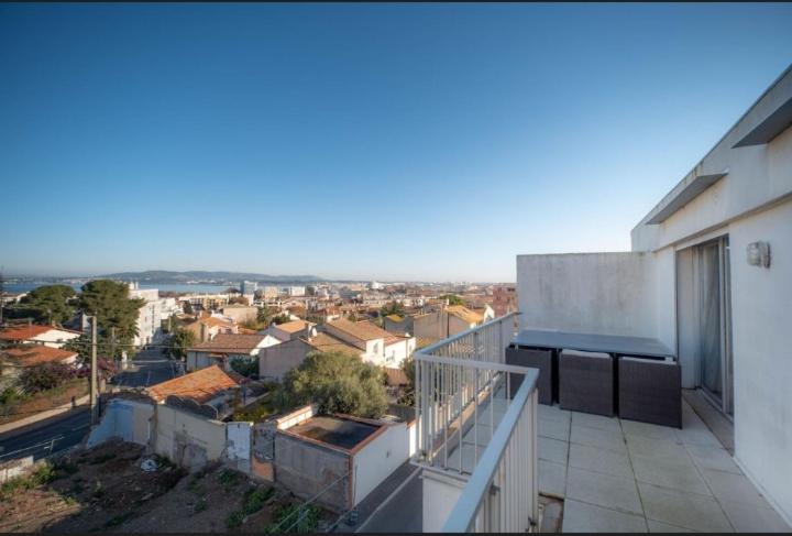 Balkón alebo terasa v ubytovaní La Terrasse - proche gare et centre ville, parking -