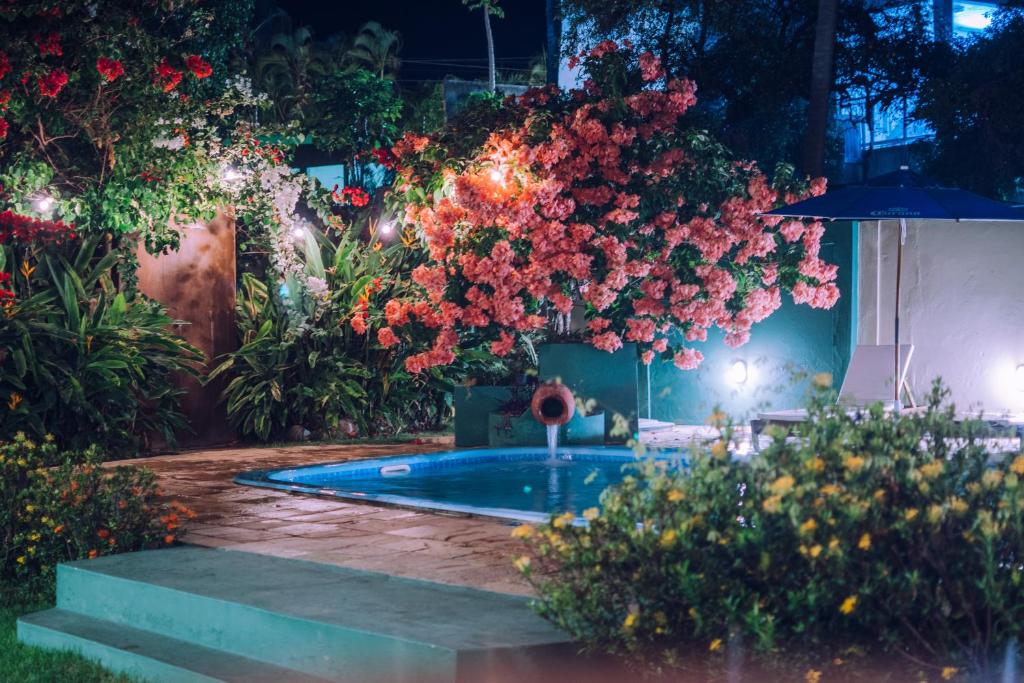 una piscina con un ramo de flores alrededor en Free! Hostel Vila, en Pipa
