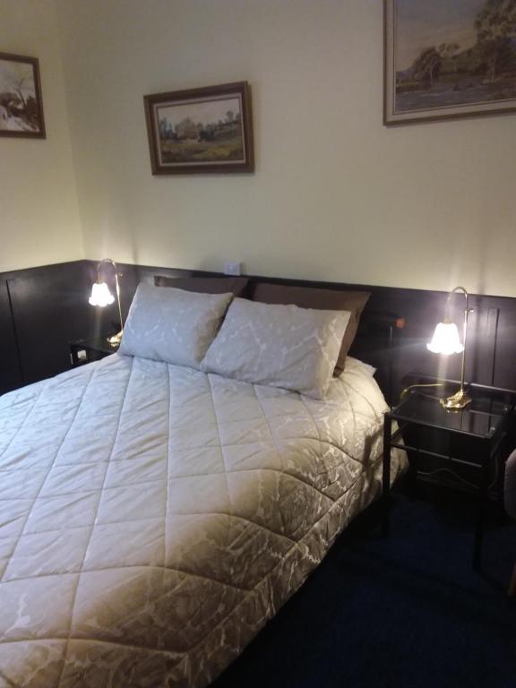 Postel nebo postele na pokoji v ubytování Hunters Hotel