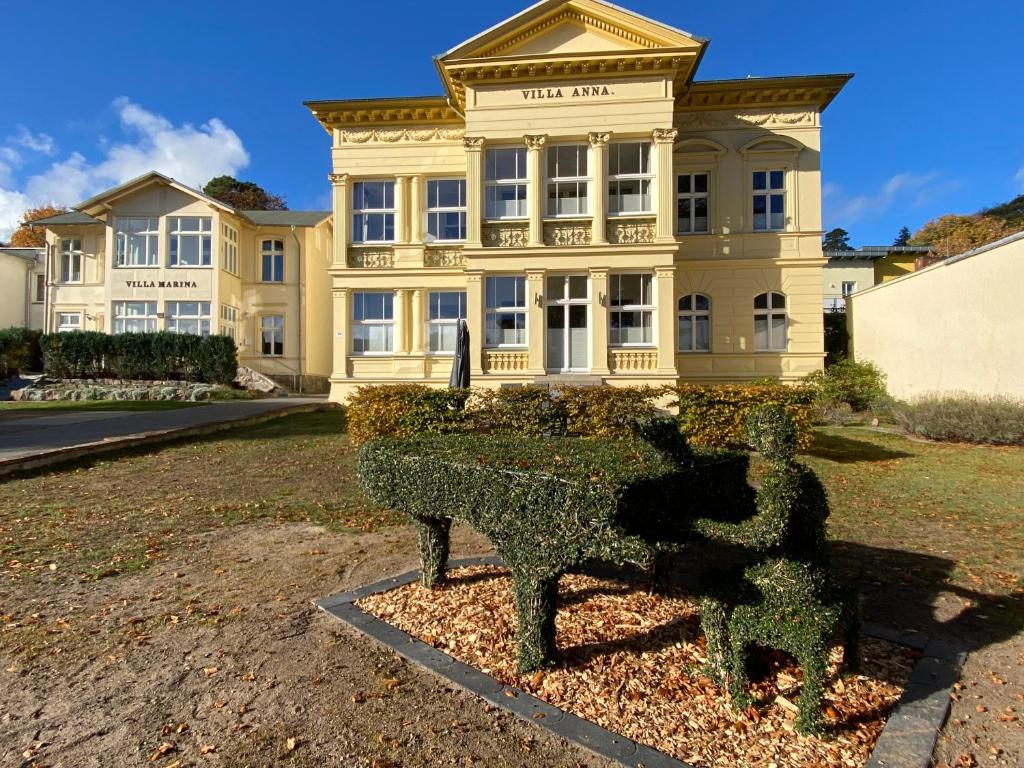 ein Gebäude mit einer Statue davor in der Unterkunft Villa Anna - Carpe Diem in Heringsdorf