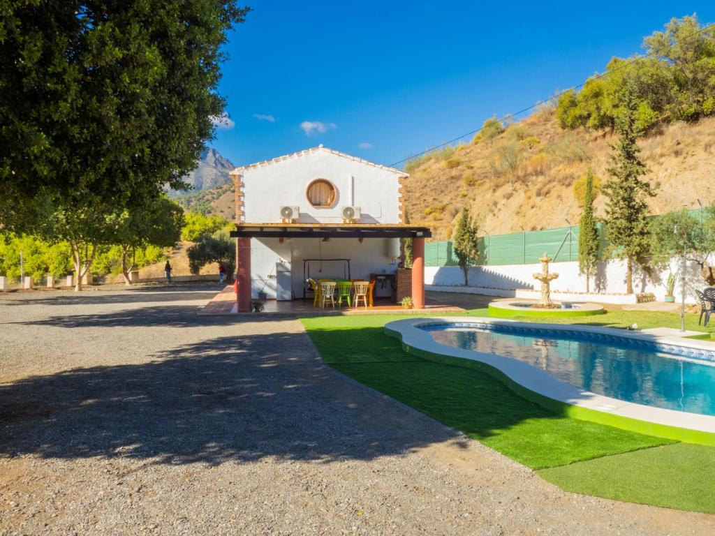 The swimming pool at or close to Cubo's Finca La Curva