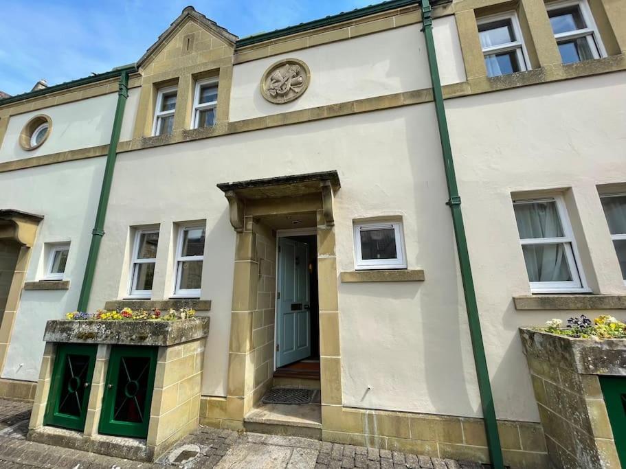 un bâtiment blanc avec une porte et des fenêtres bleues dans l'établissement Circus Mews Townhouse:2 Beds:2 En-suite Baths:Parking:City Centre:Quiet Area, à Bath