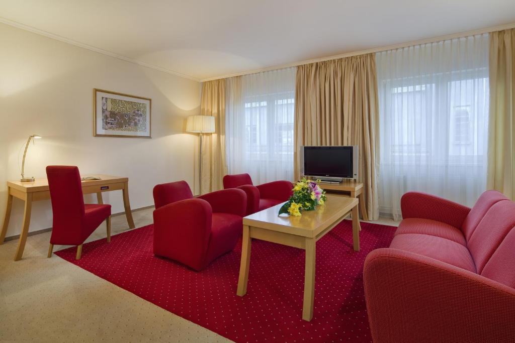 TV a/nebo společenská místnost v ubytování Imperial Hotel Ostrava