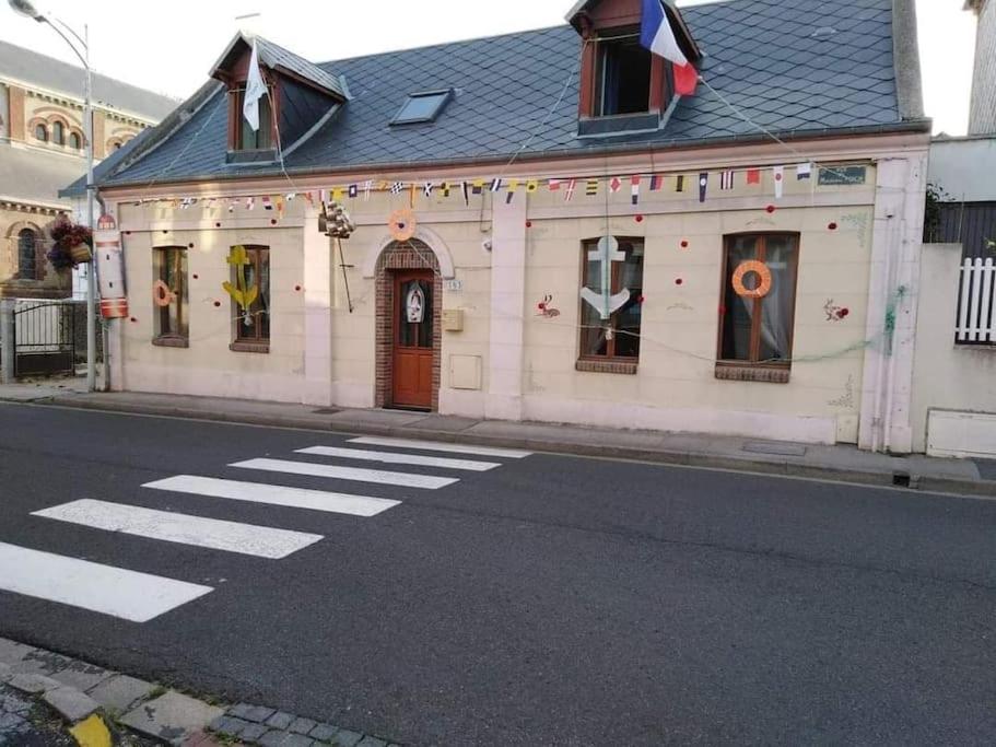 a white building on the side of a street at Maison de vacances à Cayeux-sur-Mer in Cayeux-sur-Mer