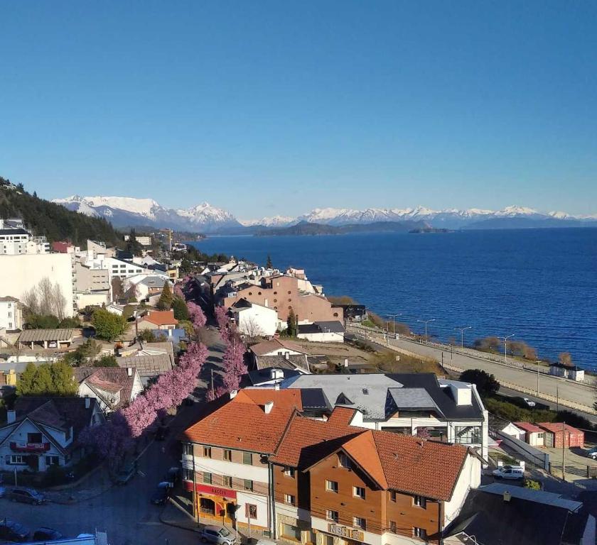 una vista aérea de una pequeña ciudad junto al agua en Vista Al Lago Apartments en San Carlos de Bariloche