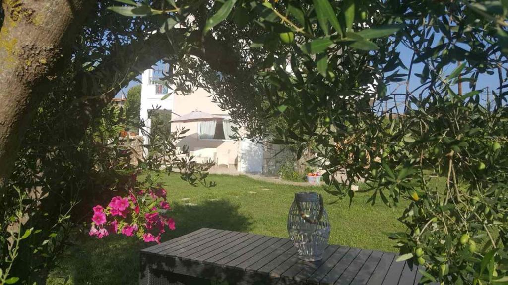 Vonkajšia záhrada v ubytovaní Villa Evita Garden Floor Suite