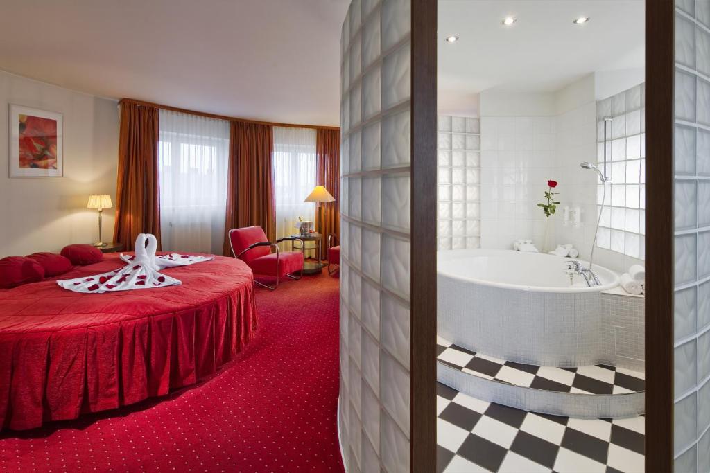 Postel nebo postele na pokoji v ubytování Imperial Hotel Ostrava