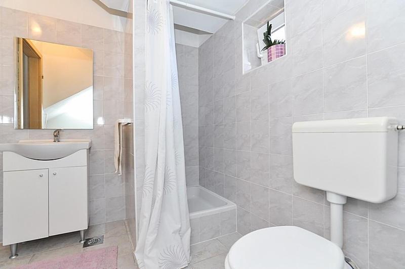 Kúpeľňa v ubytovaní Apartment in Poljana with sea view, terrace, air conditioning, WiFi 3617-2