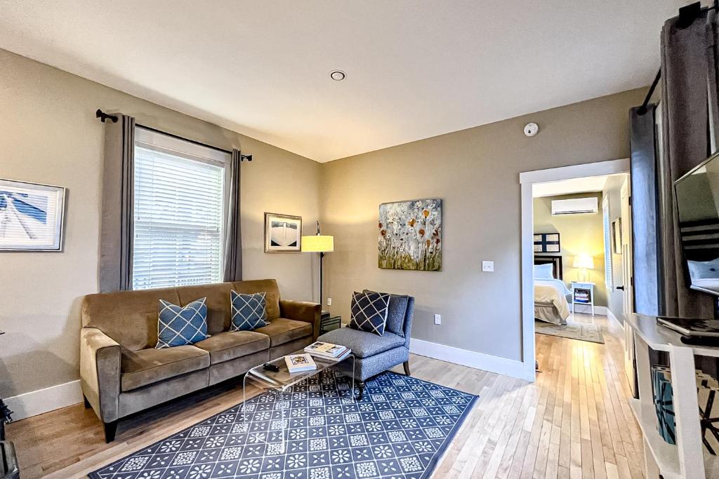 una sala de estar con un sofá y una mesa en The Heart of the West End #3 & #4, en Portland
