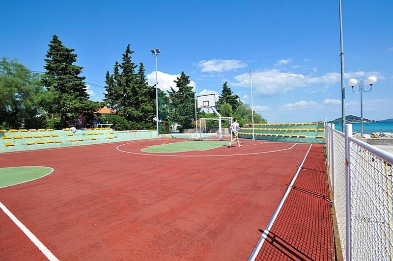 Tenis alebo squash v ubytovaní Apartment in Poljana with sea view, terrace, air conditioning, WiFi 3617-2 alebo jeho okolí