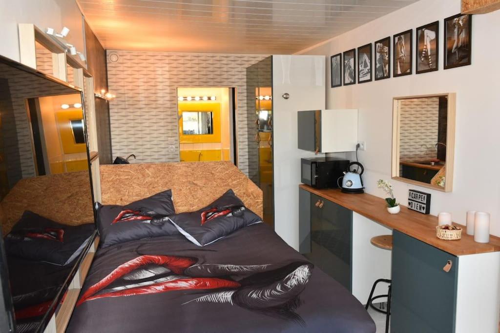 - une chambre avec un lit et des oreillers noirs dans l'établissement Le Delizia 348 - Port Nature 3, au Cap d'Agde