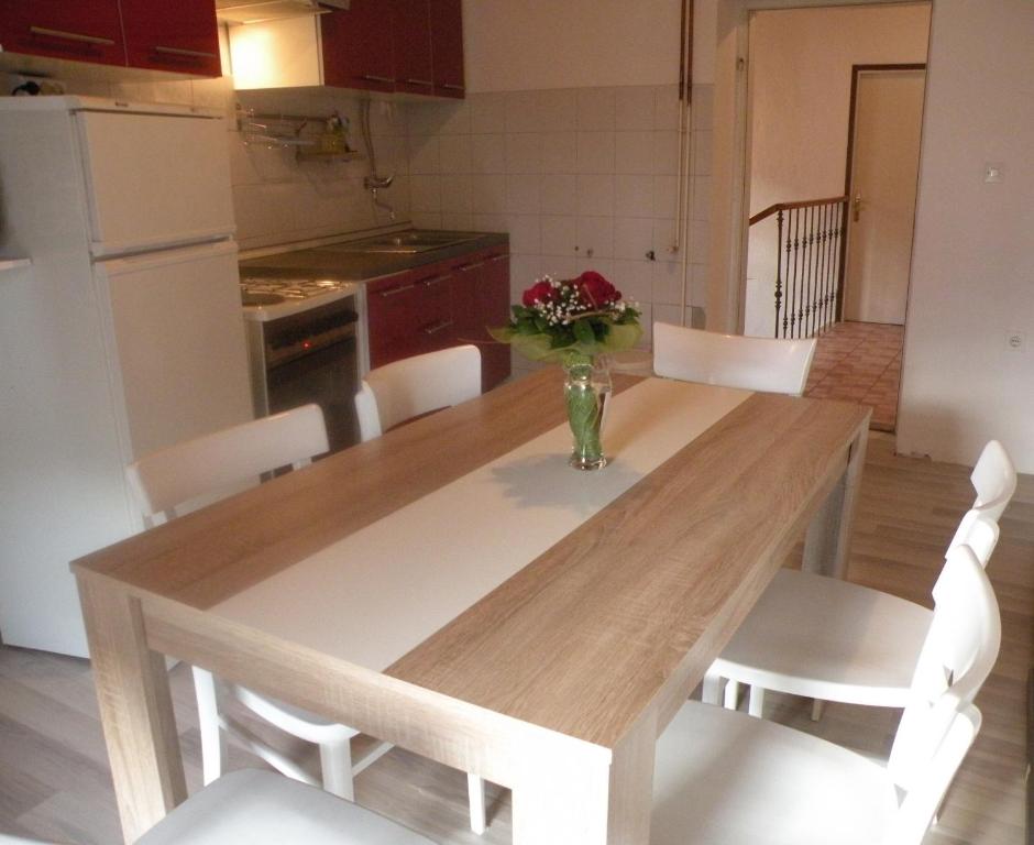Kuchyň nebo kuchyňský kout v ubytování Roč Holiday Home