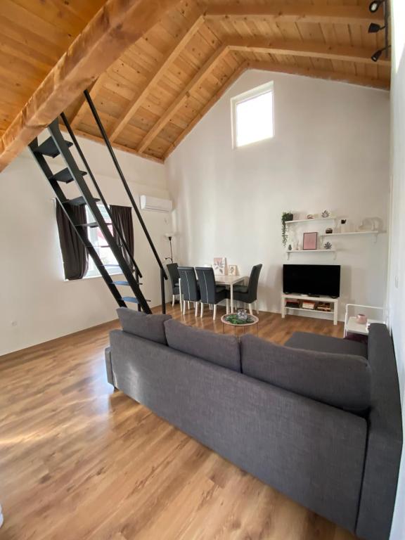 ein Wohnzimmer mit einem Sofa und einem Tisch in der Unterkunft Kuća za odmor ASTREA in Zaton