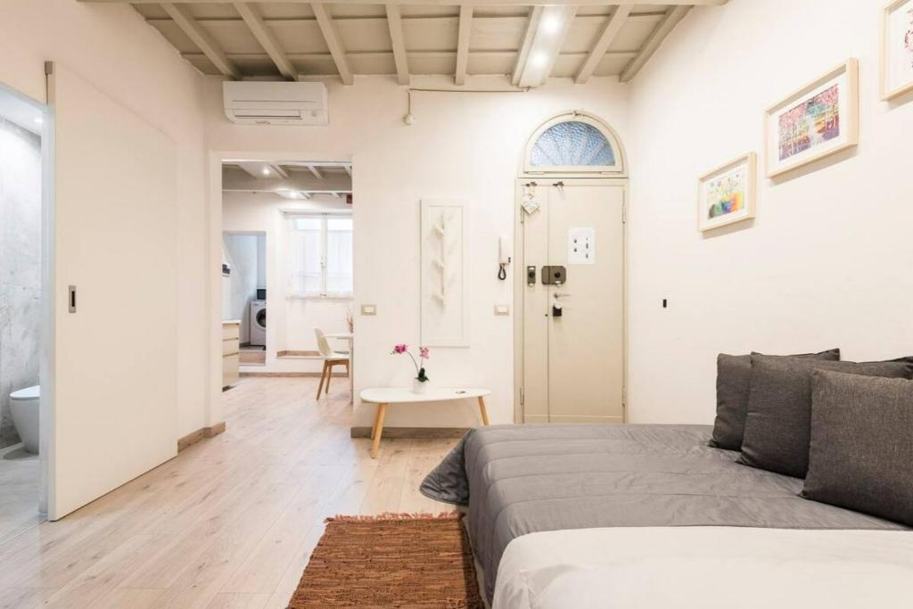 - une chambre avec un lit et un salon dans l'établissement Cozy apartment near Ponte Vecchio, à Florence