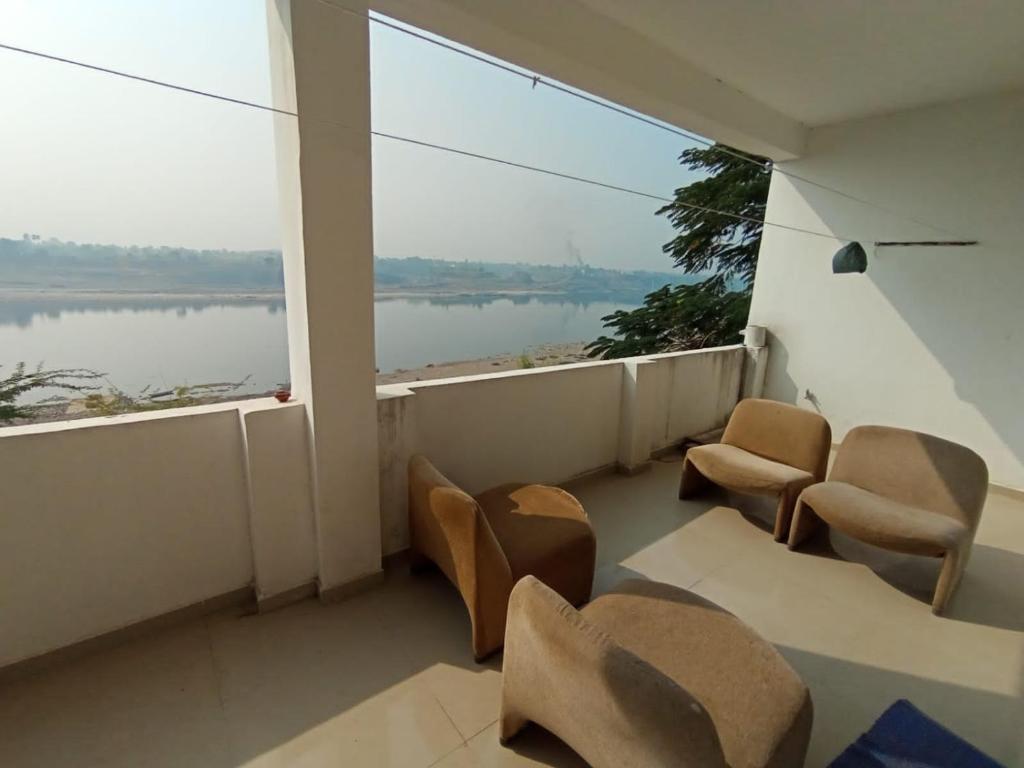AkteshwarにあるHR Homestayの海の景色を望むバルコニー(椅子付)