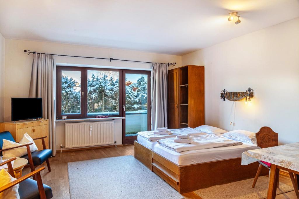 ein Schlafzimmer mit einem Bett und einem großen Fenster in der Unterkunft Haus Excelsior Top 3 in Seefeld in Tirol
