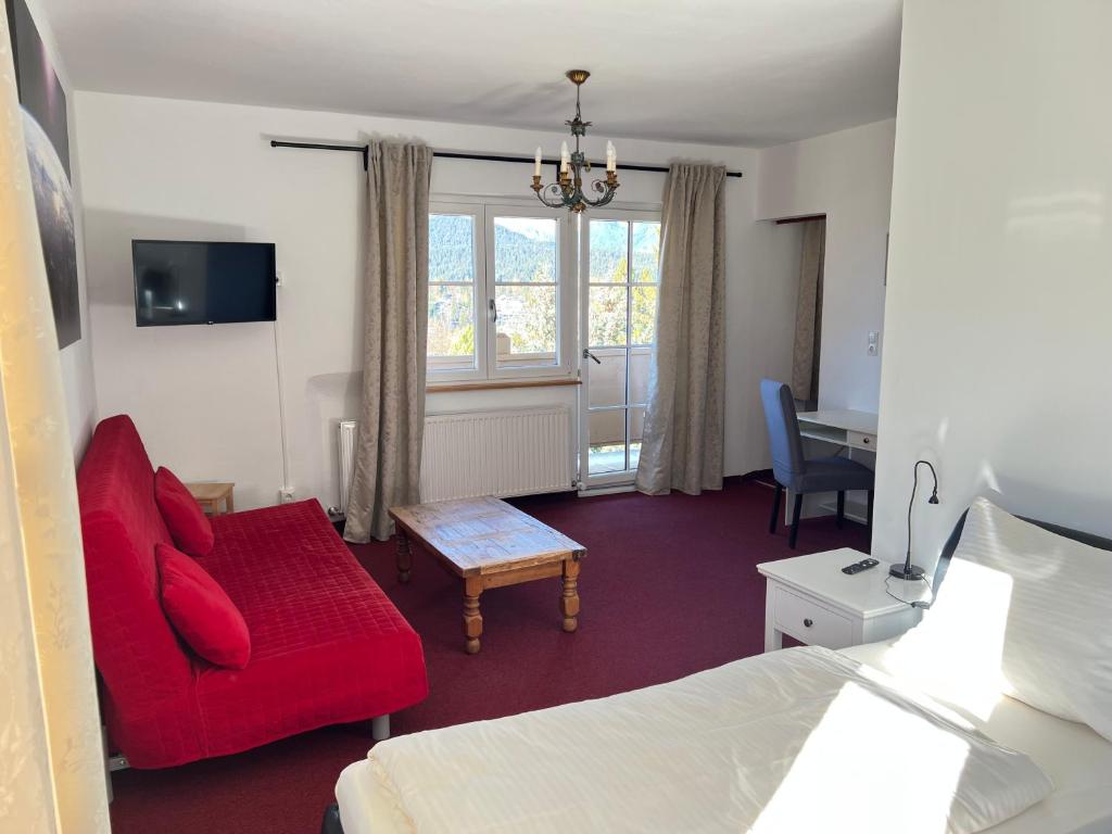 TV a/nebo společenská místnost v ubytování Waldhotel Seefeld
