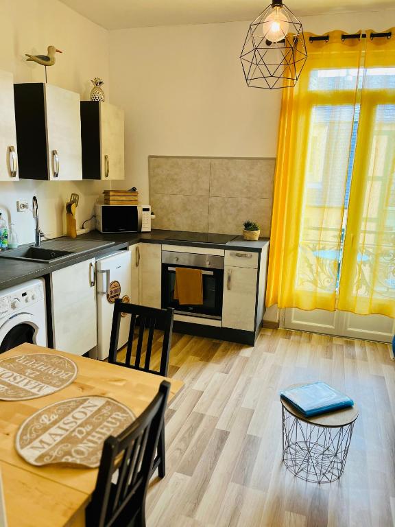 kuchnia ze stołem i jadalnią w obiekcie Villa Yvonne M&M à 50m de la plage w mieście Mers-les-Bains