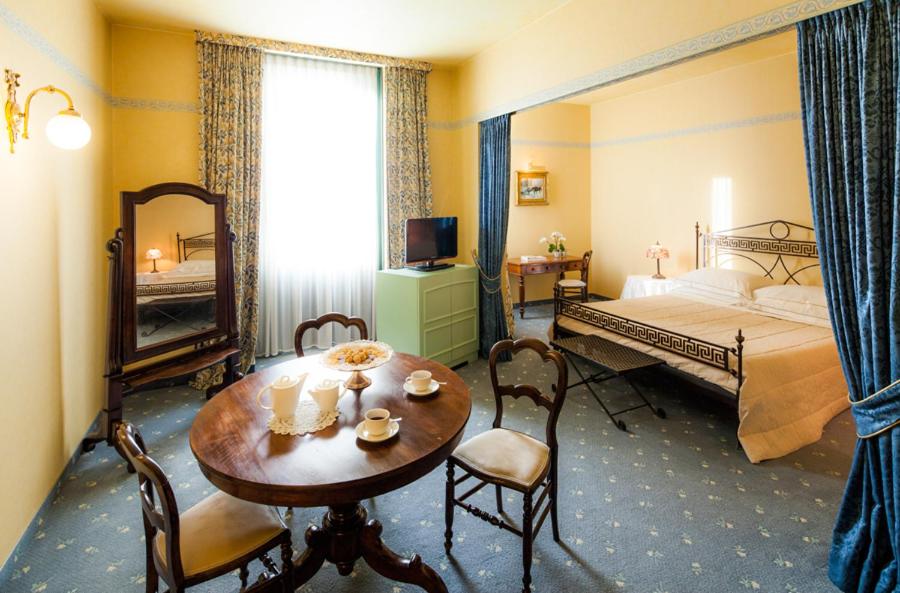 Postel nebo postele na pokoji v ubytování Cosmo Hotel Torri