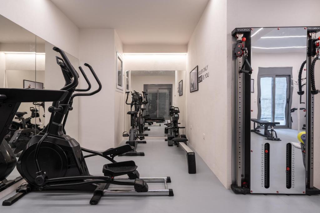 Posilňovňa alebo fitness centrum v ubytovaní IO SUITES