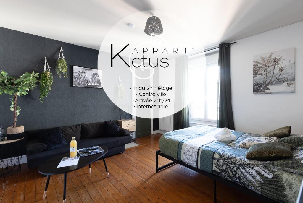 un salon avec un lit et un canapé dans l'établissement L'appart K-ctus - Moderne et design, 4 pers, au Mans