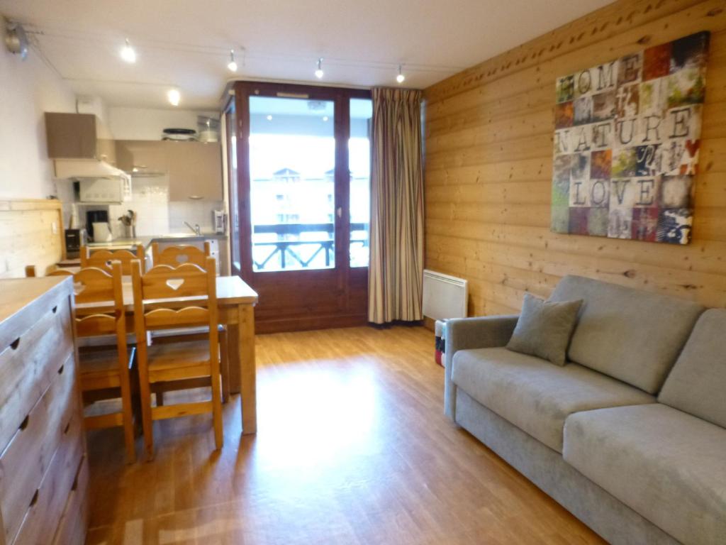 un salon avec un canapé et une table dans l'établissement Studio 4 pers avec Balcon, Parking et Wi-Fi, Proche Thermes, Brides-les-Bains - FR-1-512-100, à Brides-les-Bains