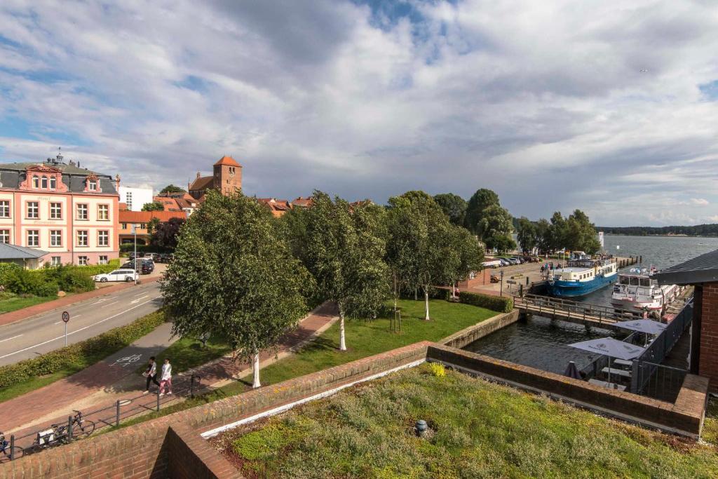 - Vistas al río de una ciudad en Kietzspeicher App 12, en Waren