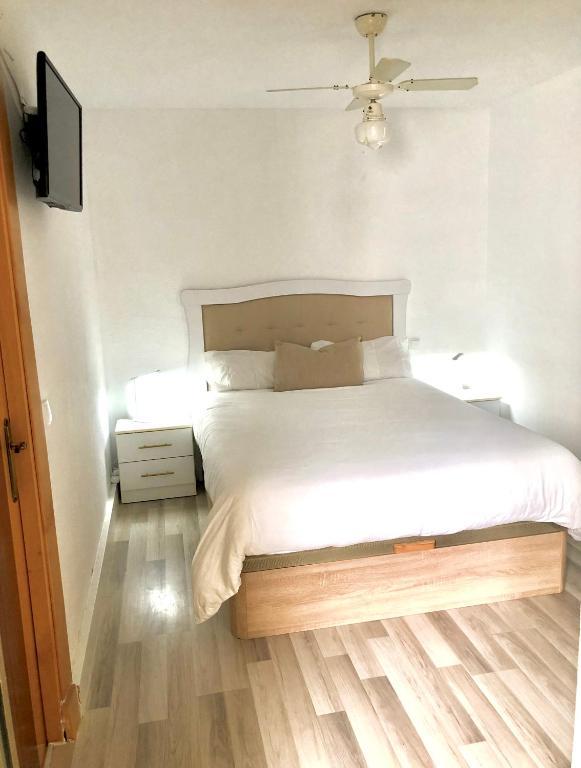 Posteľ alebo postele v izbe v ubytovaní Valdelagrana vistas al mar, piscinas primera linea cadiz