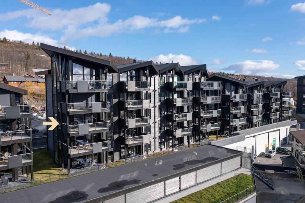 una vista aérea de un gran complejo de apartamentos en Delikat leilighet i Riddertunet, en Beitostølen