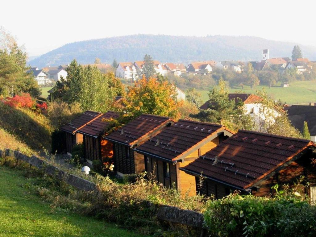 un groupe de maisons sur une colline dans un champ dans l'établissement Feriendorf Öfingen 04, à Bad Dürrheim