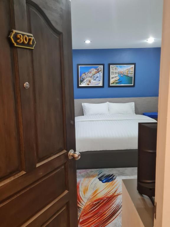 Postel nebo postele na pokoji v ubytování Poonsuk Place Hotel