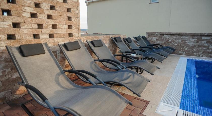 Basen w obiekcie Apartment in Novalja with sea view, terrace, air conditioning, WiFi 3565-12 lub w pobliżu
