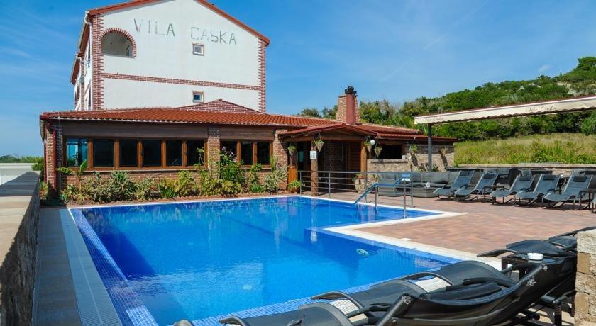 basen przed budynkiem z krzesłami w obiekcie Apartment in Novalja with sea view, terrace, air conditioning, WiFi 3565-12 w Novalji