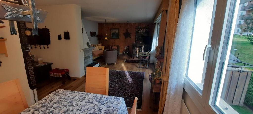 TV a/nebo společenská místnost v ubytování Ferienwohnung nähe Madrisa
