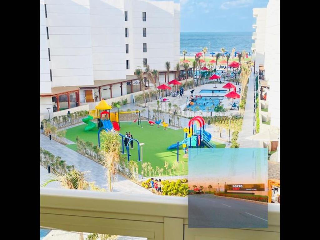 een uitzicht vanuit een raam van een speeltuin bij Port Said Resort rentals nO2 in `Ezbet Shalabi el-Rûdi