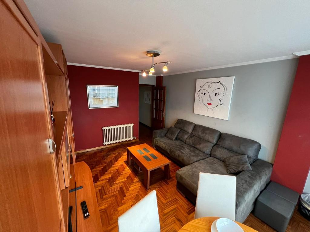 - un salon avec un canapé et une table dans l'établissement Valterra Vigo, à Vigo