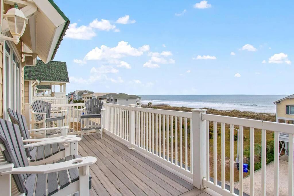 uma varanda com cadeiras e vista para o oceano em Paradise Villa em Ocean Isle Beach